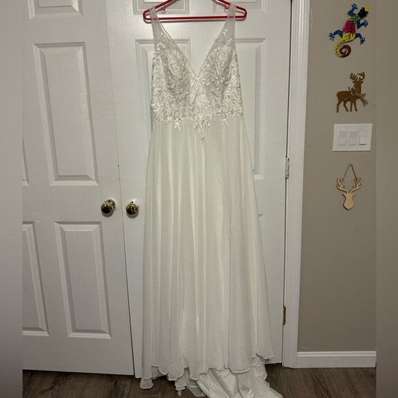 Brand new wedding dress size 16 - Picture 1 of 5